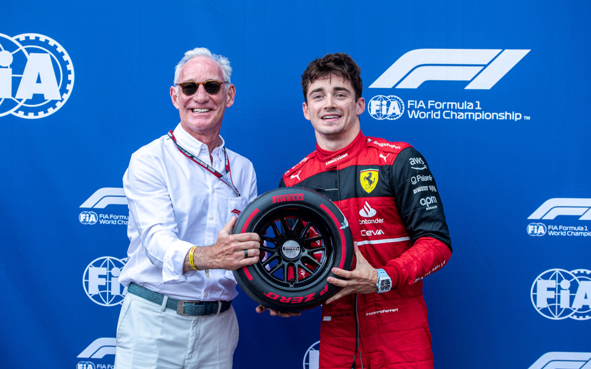 Charles Leclerc s trofejou Pirelli
