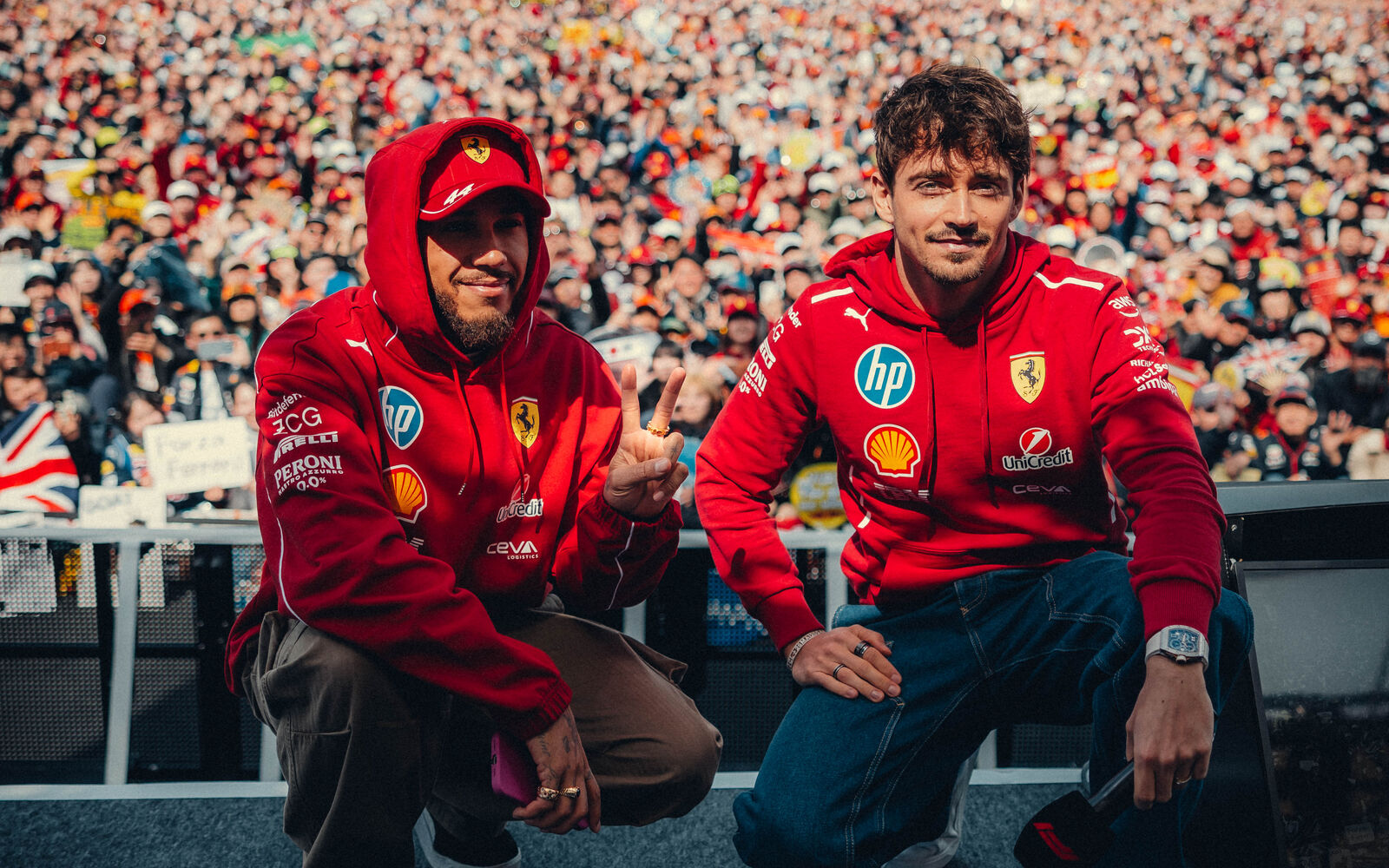 Charles Leclerc a Lewis Hamilton