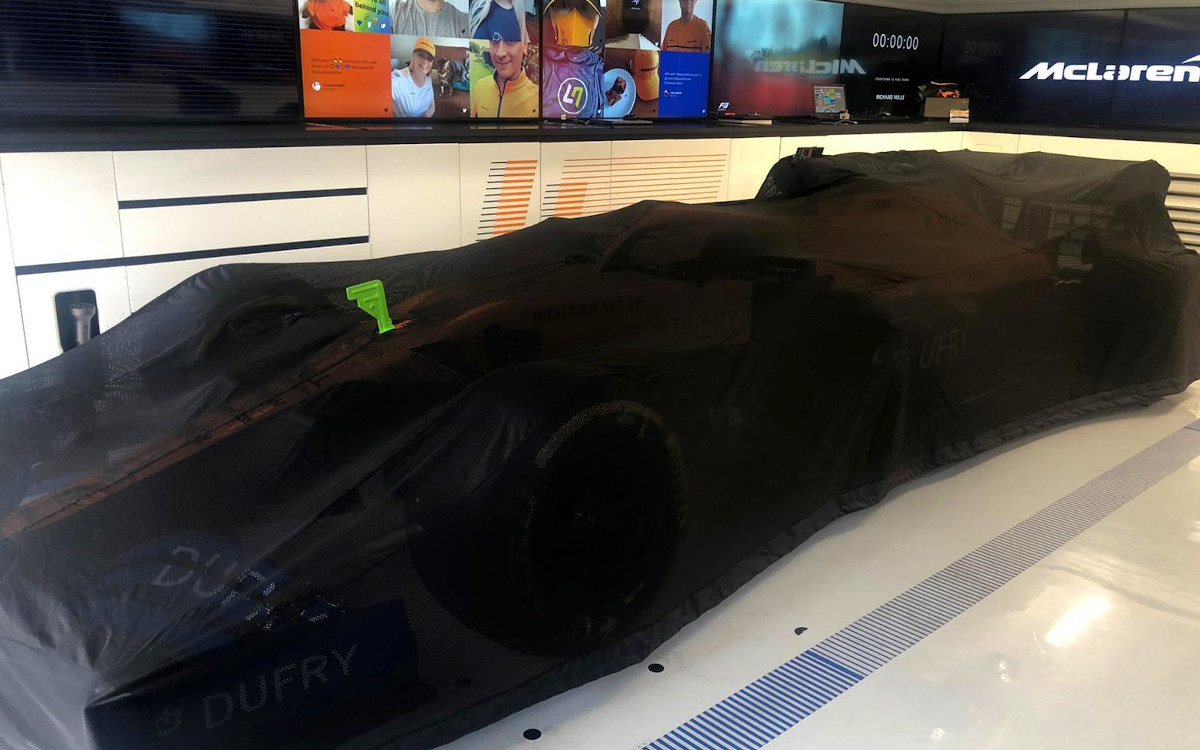 Zakryté auto McLarenu MCL35