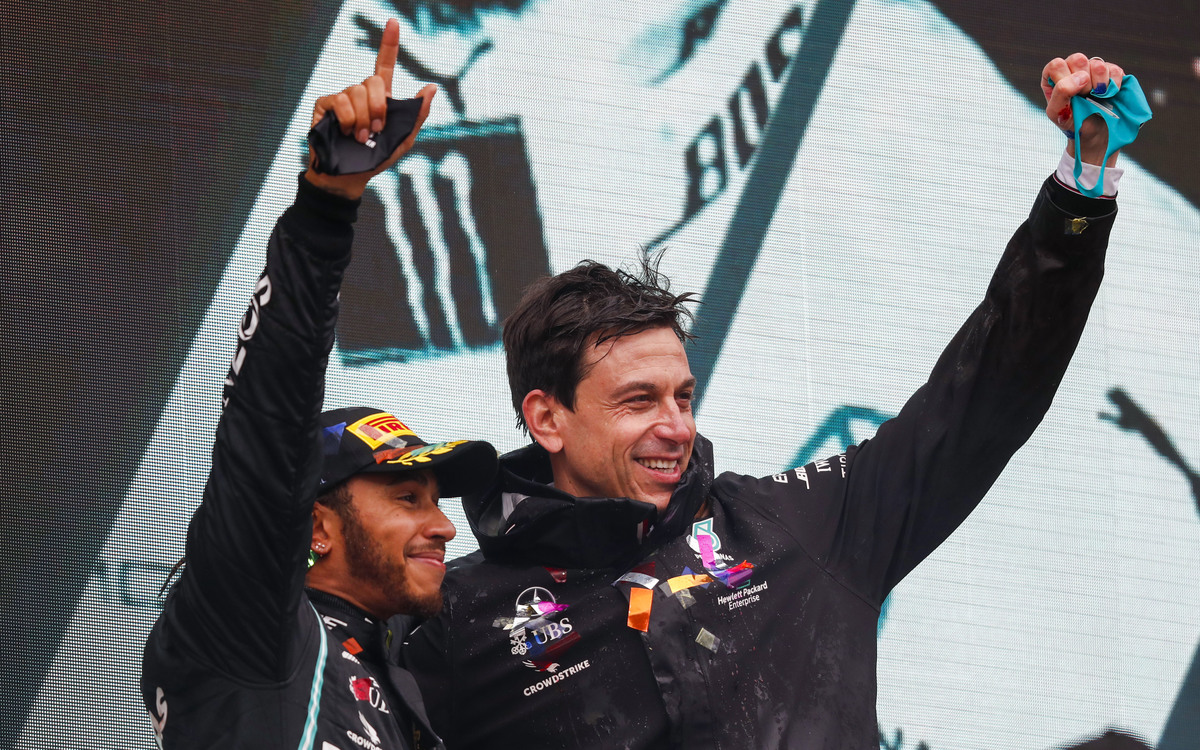 Lewis Hamilton a Toto Wolff