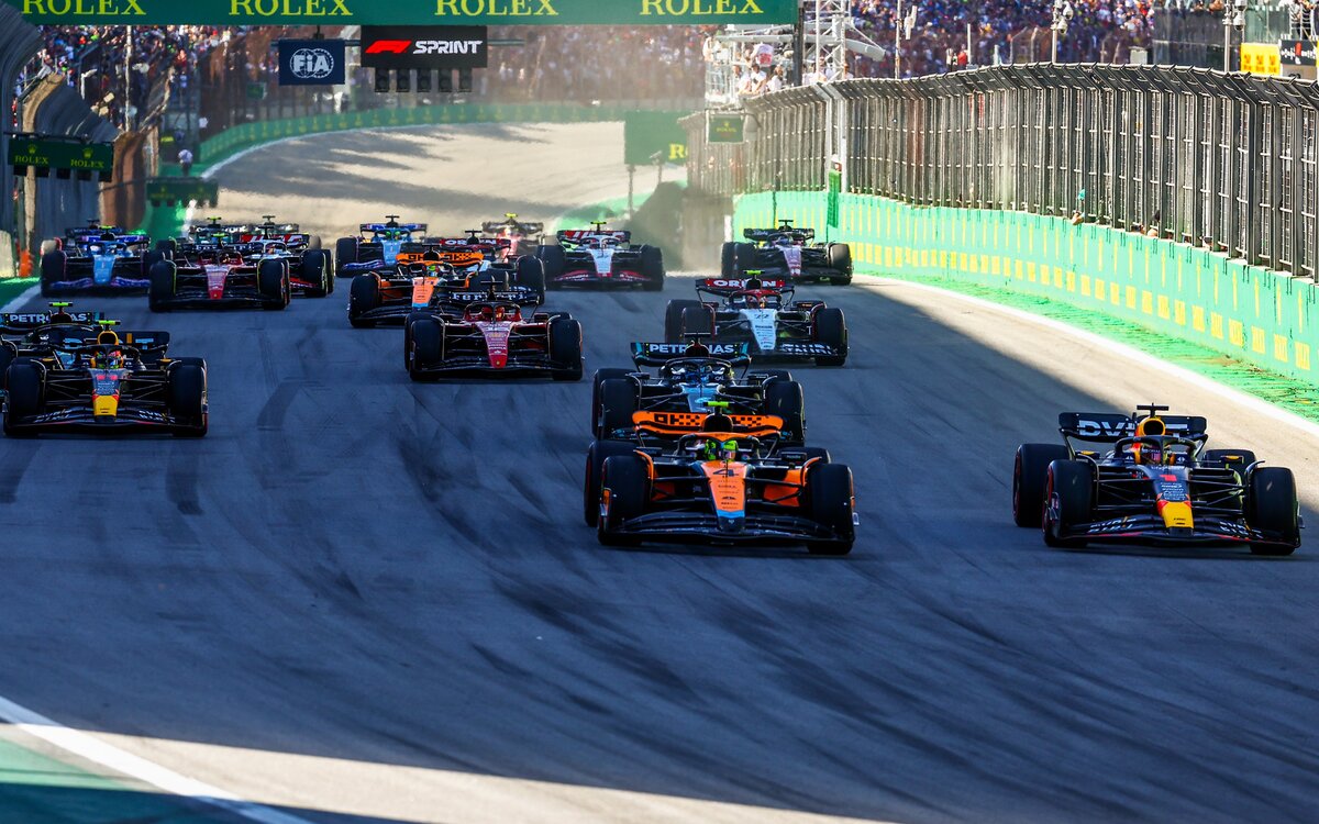 Max Verstappen a Lando Norris po štarte šprintu na VC Sao Paula 2023