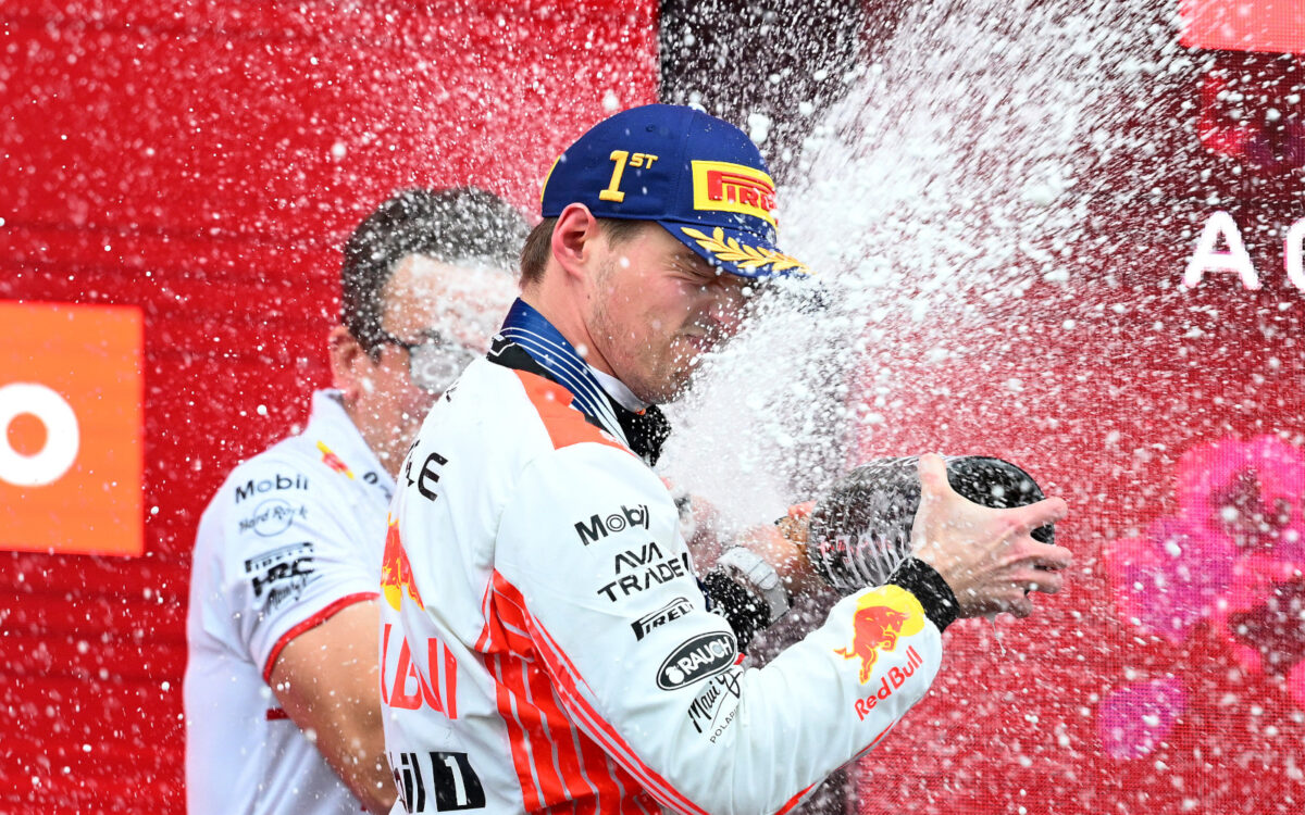 Max Verstappen so šampanským