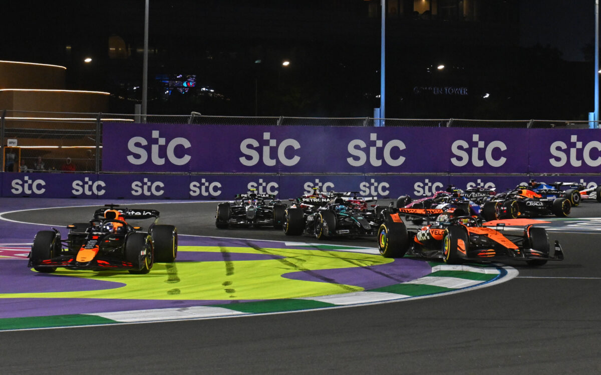 Max Verstappen a Oscar Piastri po štarte VC Saudskej Arábie 2025