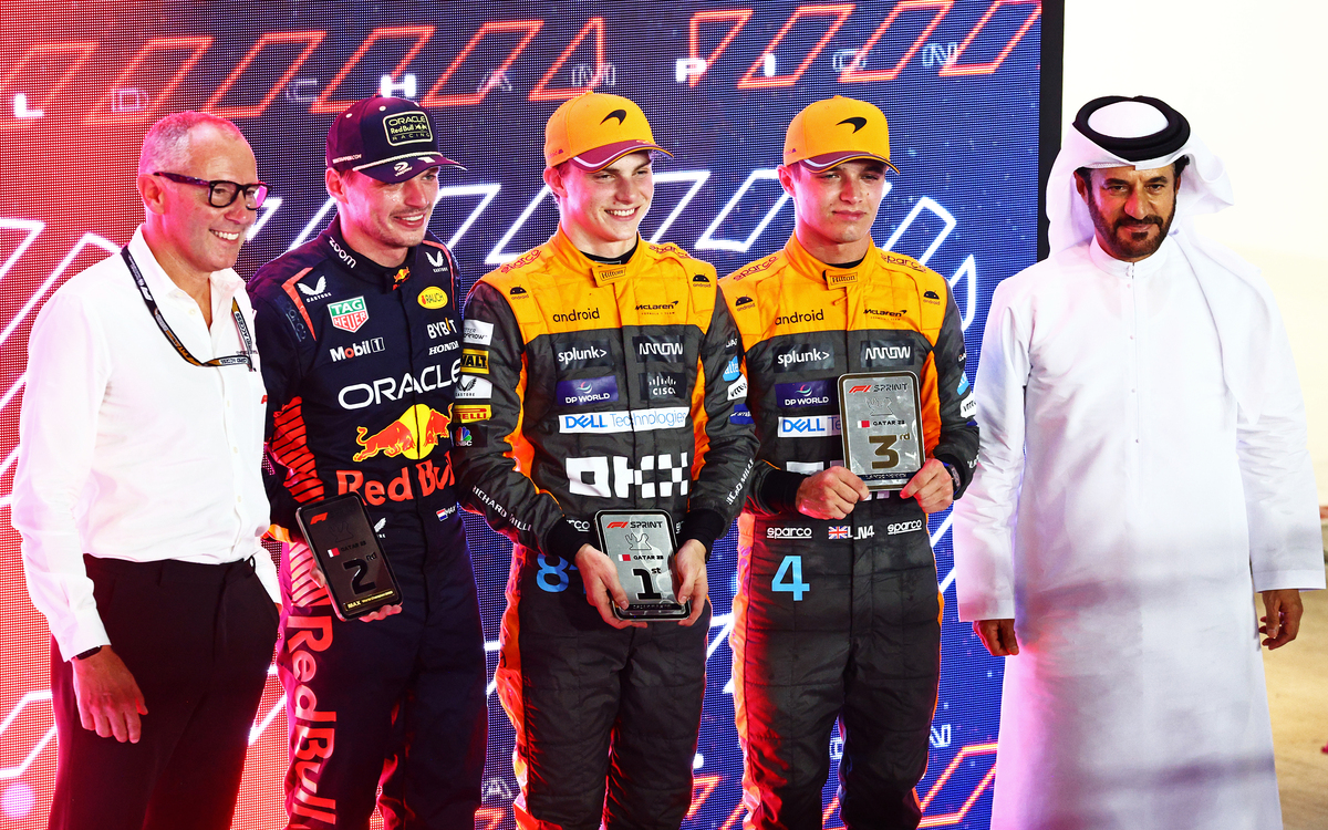 Stefano Domenicali, Max Verstappen, Oscar Piastri, Lando Norris a Mohamed bin Sulajem