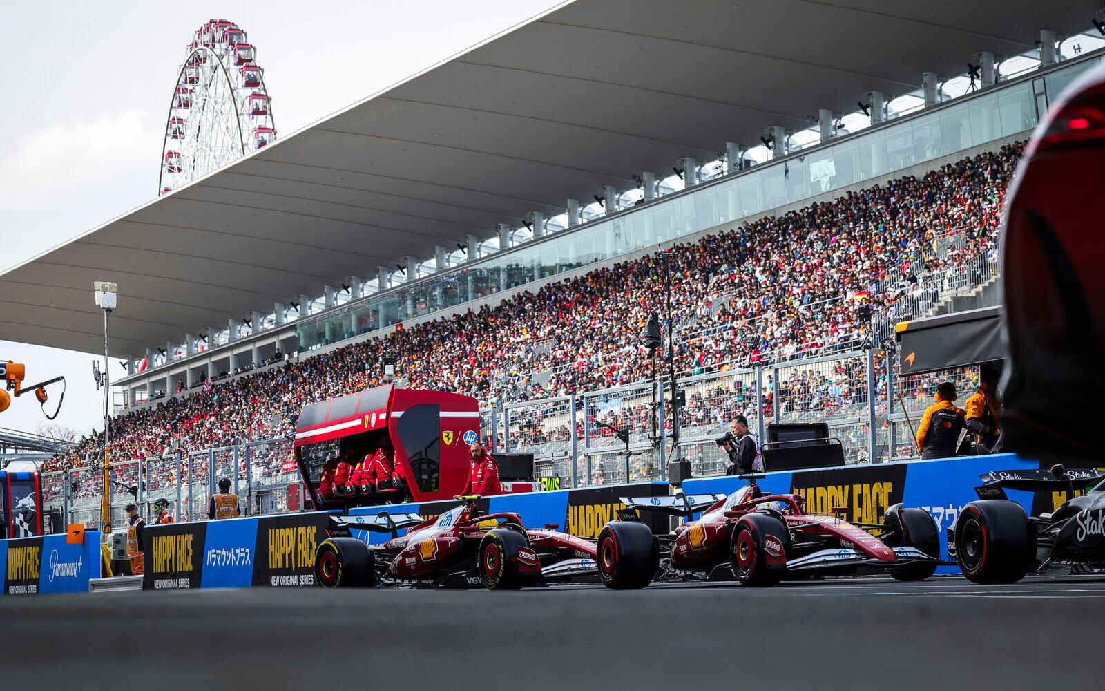 Charles Leclerc a Lewis Hamilton
